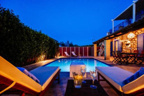 Villa Rosemarie - Luxurious Villa with Pool Just Steps Away from the Sea